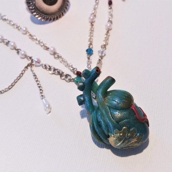 HANDMADE Mermaid's anatomical heart necklace filled with pearls. - Picture 3 of 6